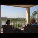 Die Dachterrasse bietet den Blick auf den Nong-Prachak-See in Udon Thani